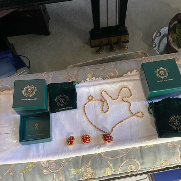 Hutton Wilkinson Jewelry Set. Necklace with matching clip on earrings NRFB - Picture 1 of 17